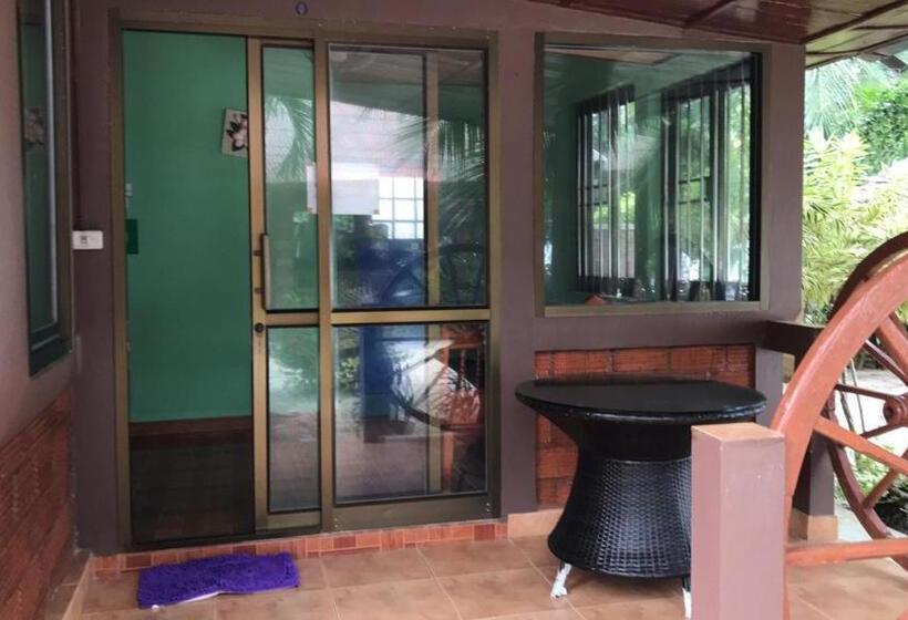 חדר סטנדרט לארבעה נוף לים, Sawai Home Resort