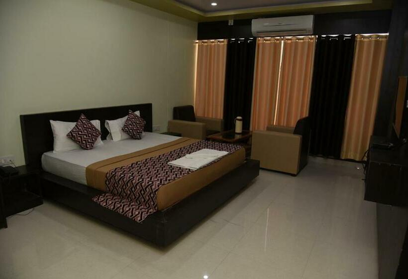 带大床的豪华间, Mayank