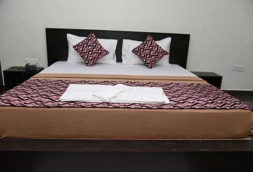 带大床的豪华间, Mayank