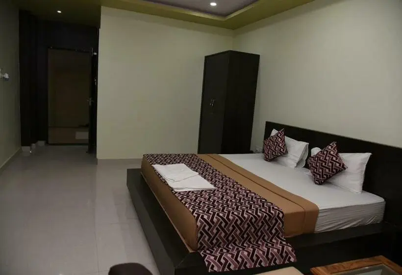 Deluxe Room King Size Bed, Mayank