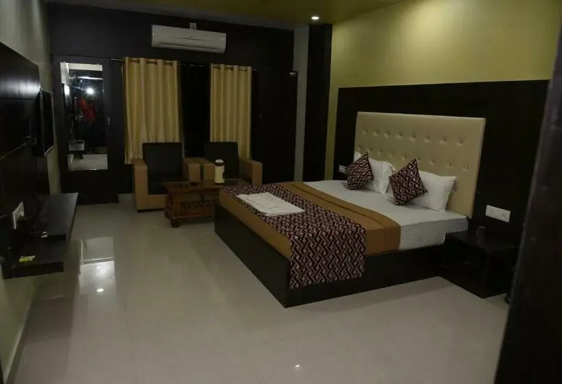 Deluxe Room King Size Bed, Mayank