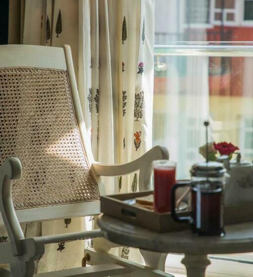 غرفة تنفيذية, Red Thread Calangute