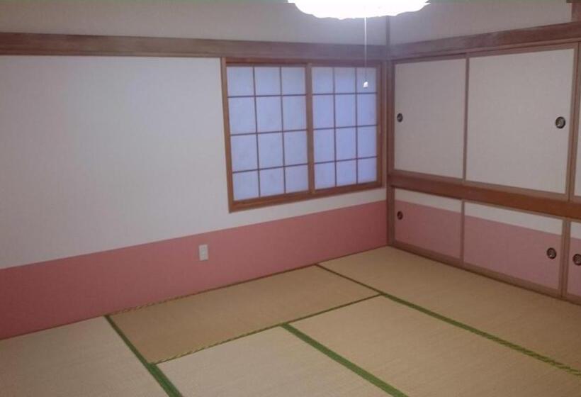 דירת שני חדרים, Izari Village