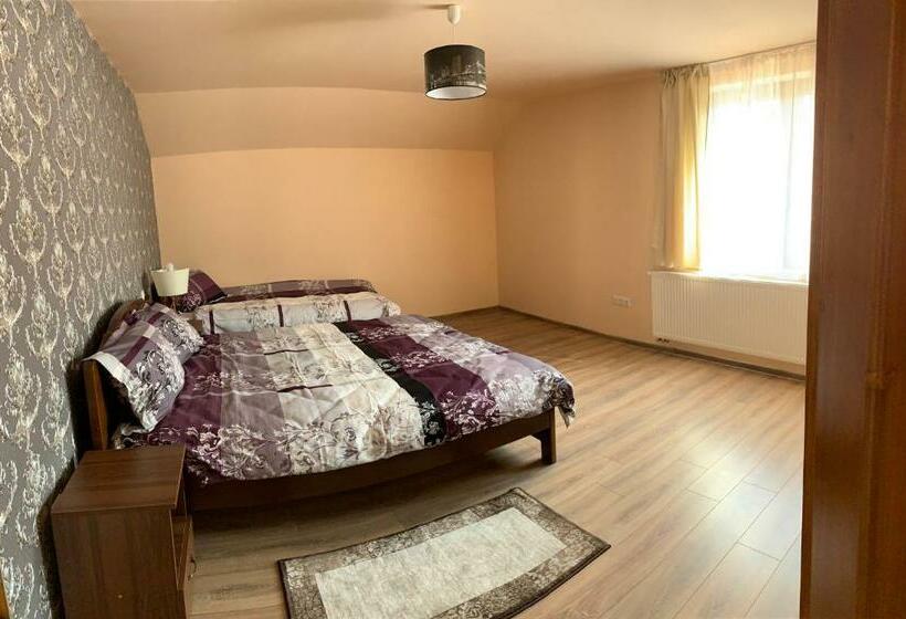 Номер Deluxe, Krystal Romuli