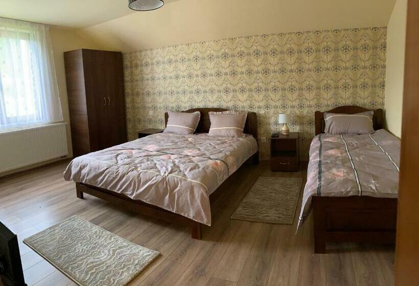 Номер Deluxe, Krystal Romuli