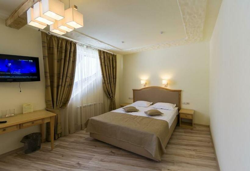 اتاق خانوادگی, Hata Hutsula