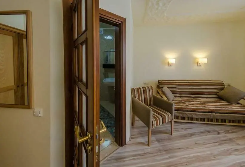 اتاق خانوادگی, Hata Hutsula