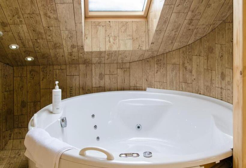 اتاق لوکس, Hata Hutsula