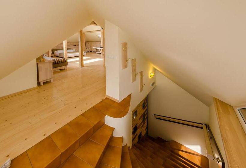 اتاق لوکس, Hata Hutsula