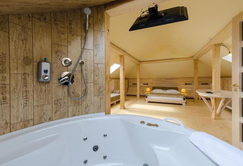 اتاق لوکس, Hata Hutsula