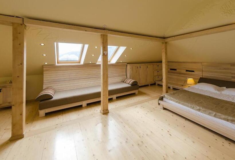 اتاق لوکس, Hata Hutsula