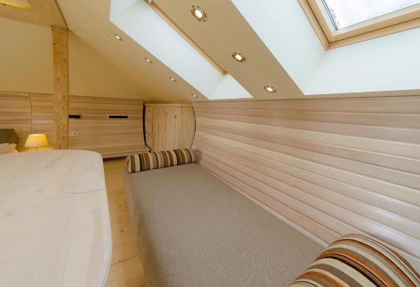 اتاق لوکس, Hata Hutsula