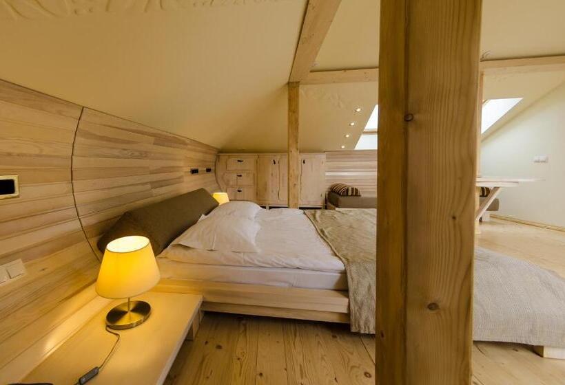 اتاق لوکس, Hata Hutsula