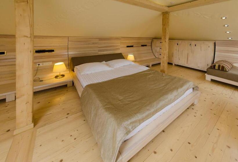 اتاق لوکس, Hata Hutsula