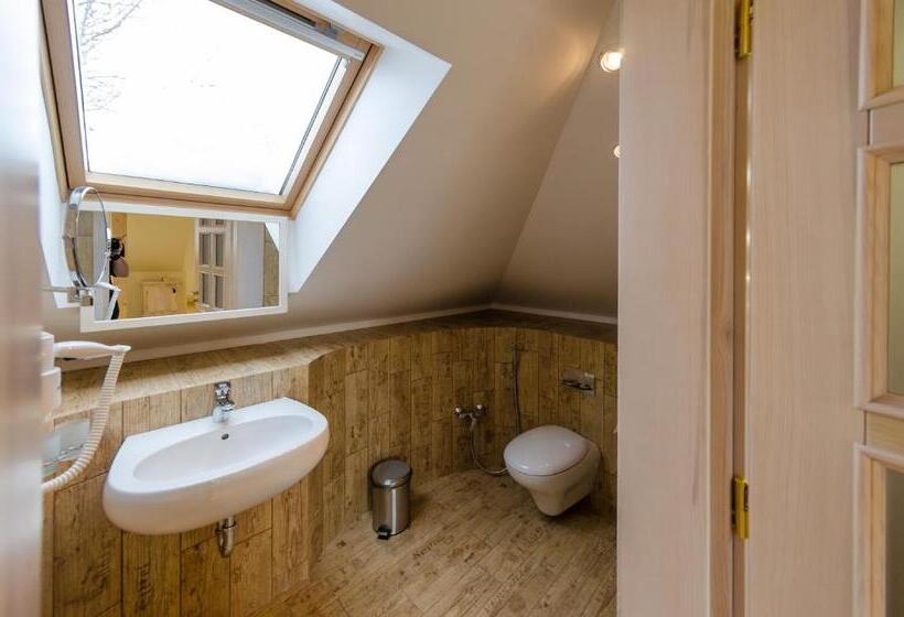 اتاق لوکس, Hata Hutsula