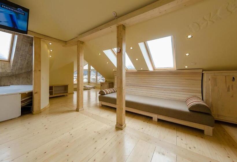 اتاق لوکس, Hata Hutsula