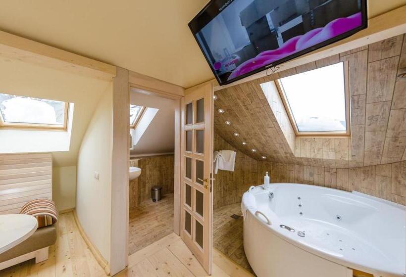 اتاق لوکس, Hata Hutsula