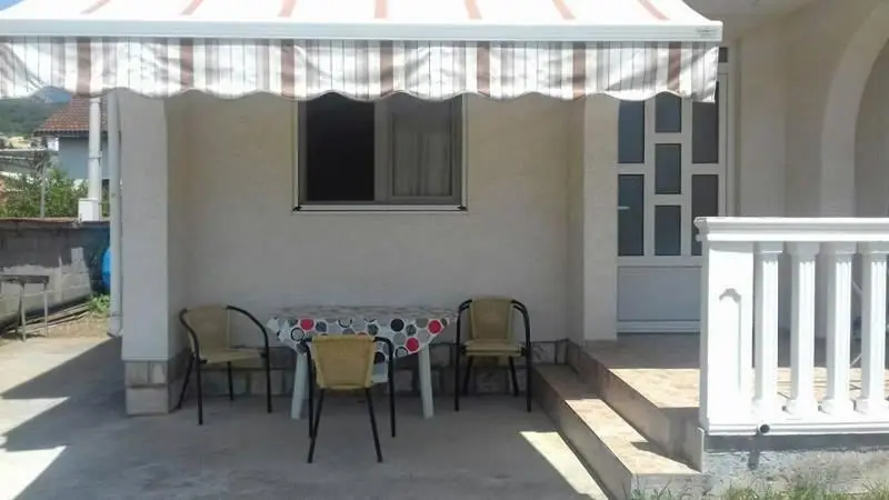 اتاق استاندارد سه تخته با سرویس بهداشتی مشترک, Anika Apart