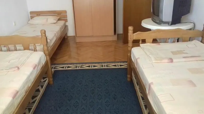 اتاق استاندارد سه تخته با سرویس بهداشتی مشترک, Anika Apart