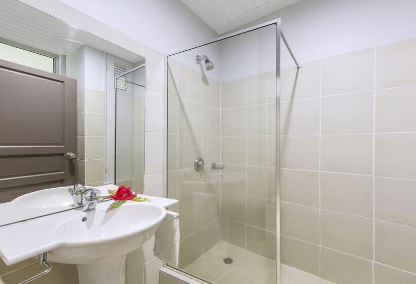 استودیو ساده, Chantilly S On The Bay