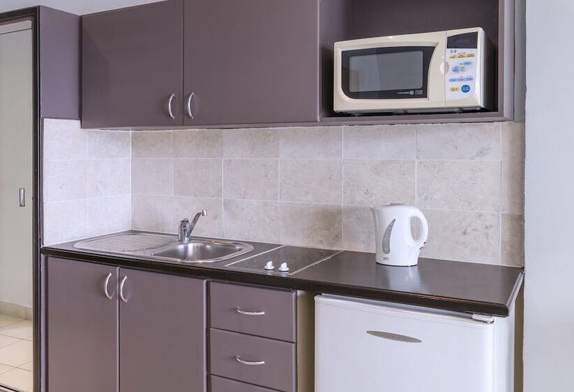 استودیو ساده, Chantilly S On The Bay