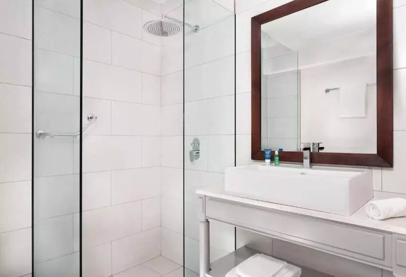 اتاق لوکس با چشم‌انداز استخر, Four Points By Sheraton Arusha, The Arusha
