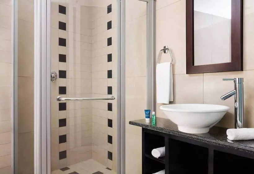 اتاق لوکس با چشم‌انداز استخر, Four Points By Sheraton Arusha, The Arusha