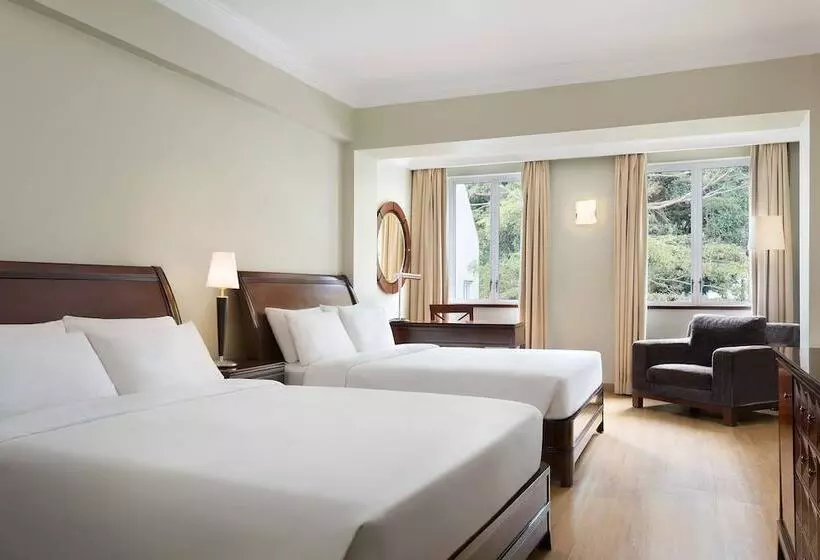 اتاق لوکس با چشم‌انداز استخر, Four Points By Sheraton Arusha, The Arusha