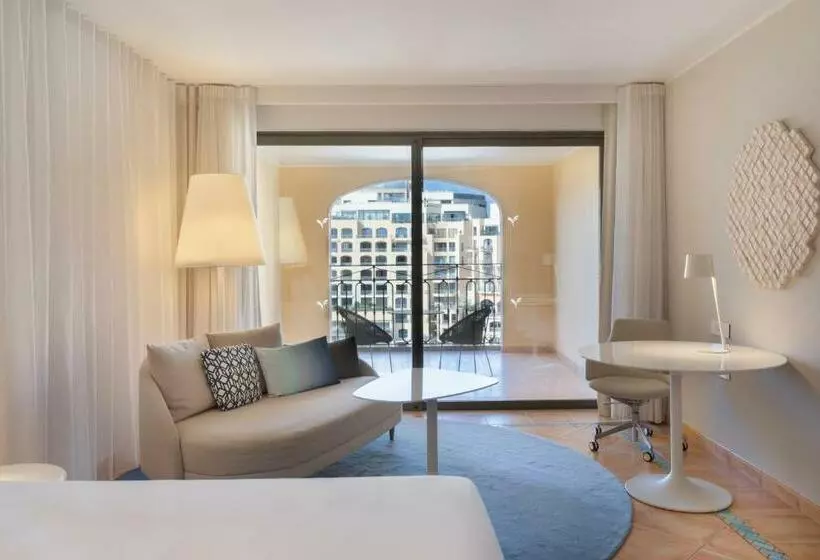 キングサイズベッド、ビュー付きデラックスルーム, Hilton Malta