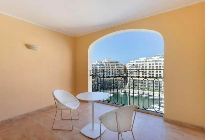 キングサイズベッド、ビュー付きデラックスルーム, Hilton Malta