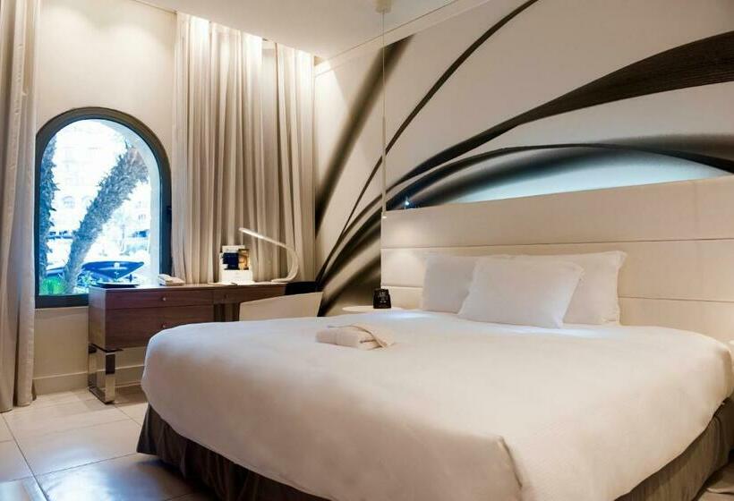 استودیوی استاندارد, Hilton Malta