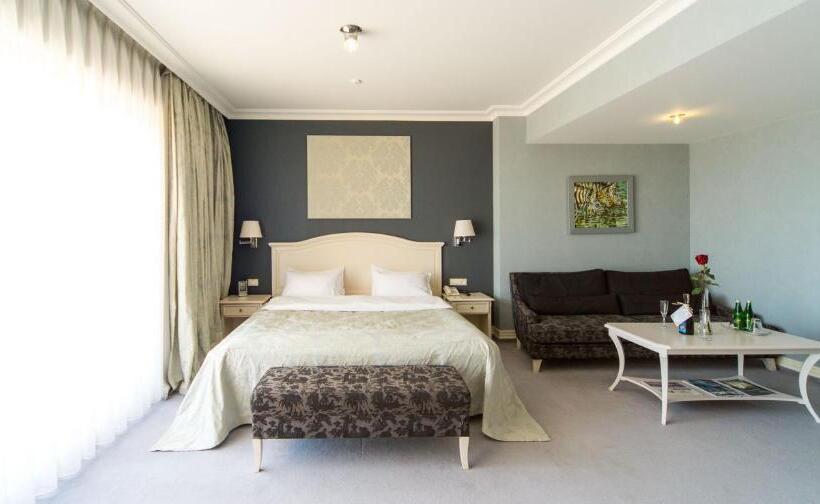 سوییت جونیور لوکس, Palace Del Mar