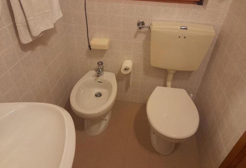 エコノミー4人部屋, Serena