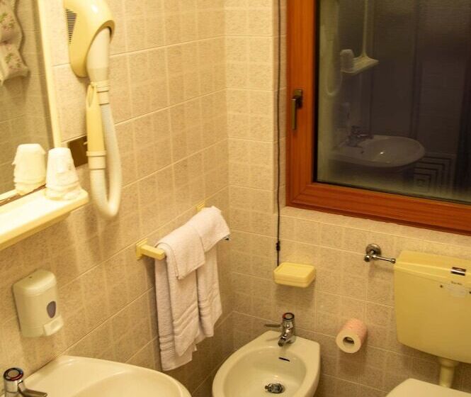 エコノミー4人部屋, Serena