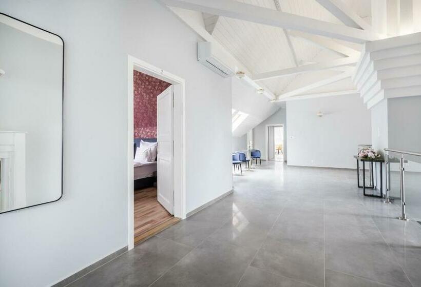 غرفة قياسية, Clariss