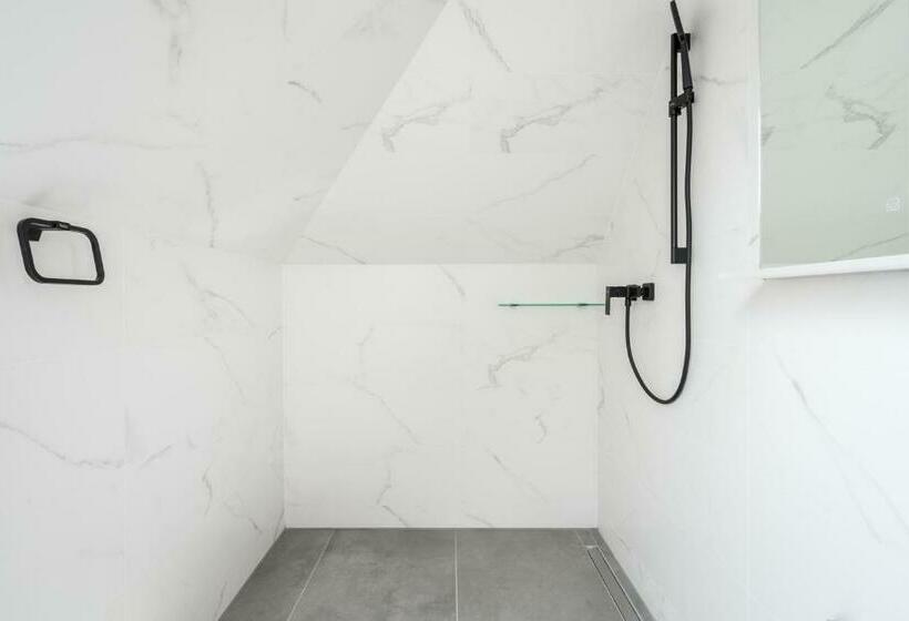 غرفة قياسية, Clariss