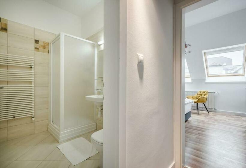 غرفة قياسية, Clariss