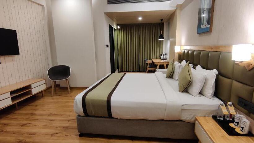 חדר דלוקס, The M