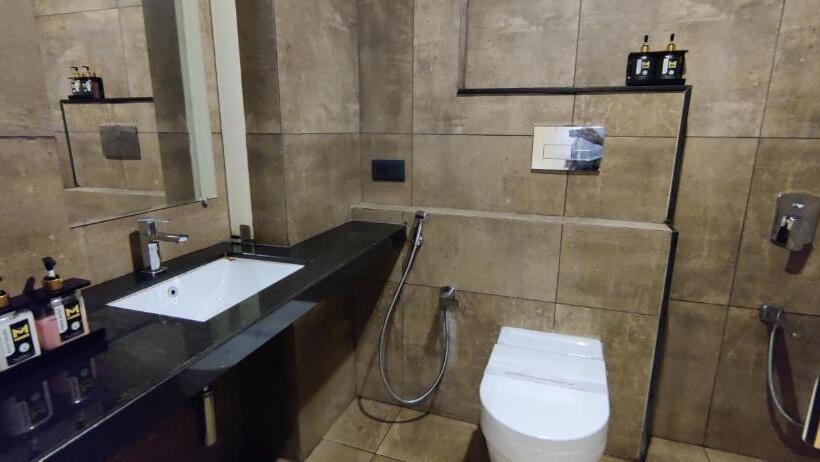 חדר דלוקס, The M