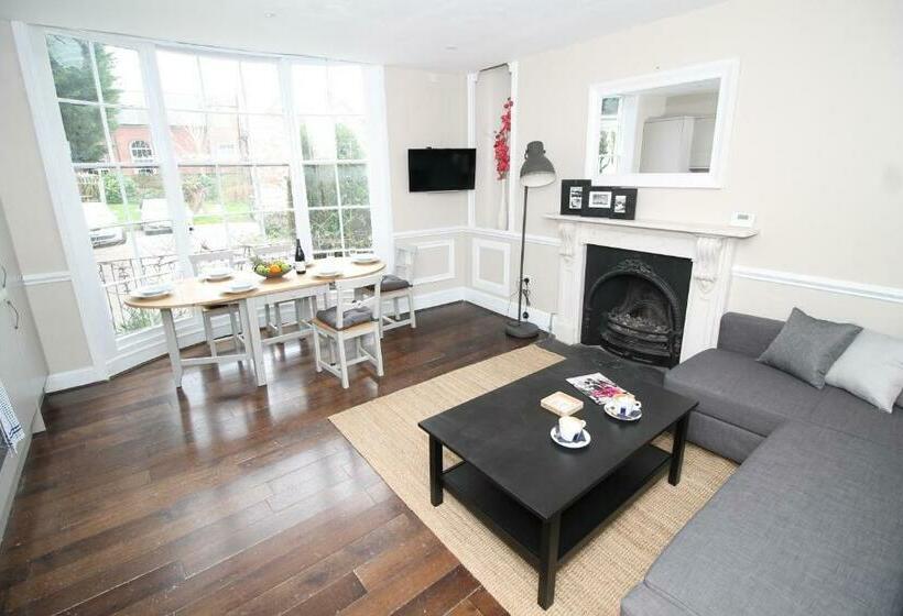 آپارتمان 2 خوابه, Number 18 Apartments