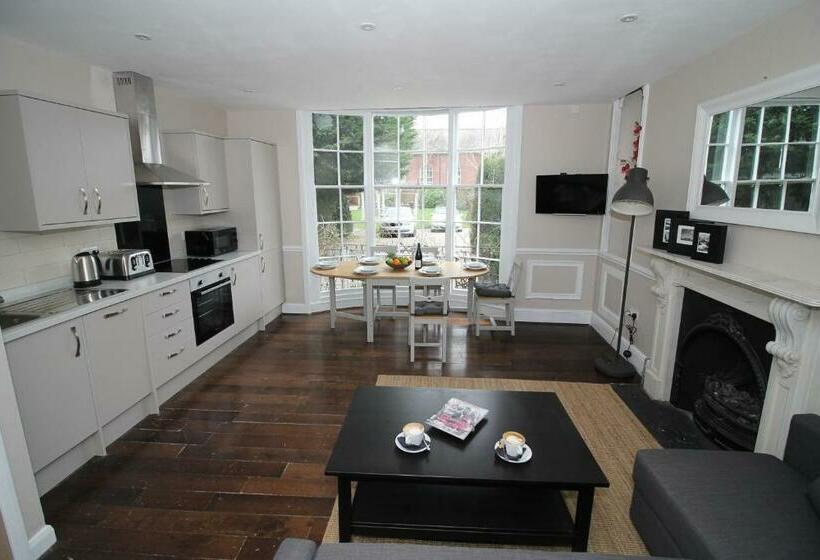 آپارتمان 2 خوابه, Number 18 Apartments