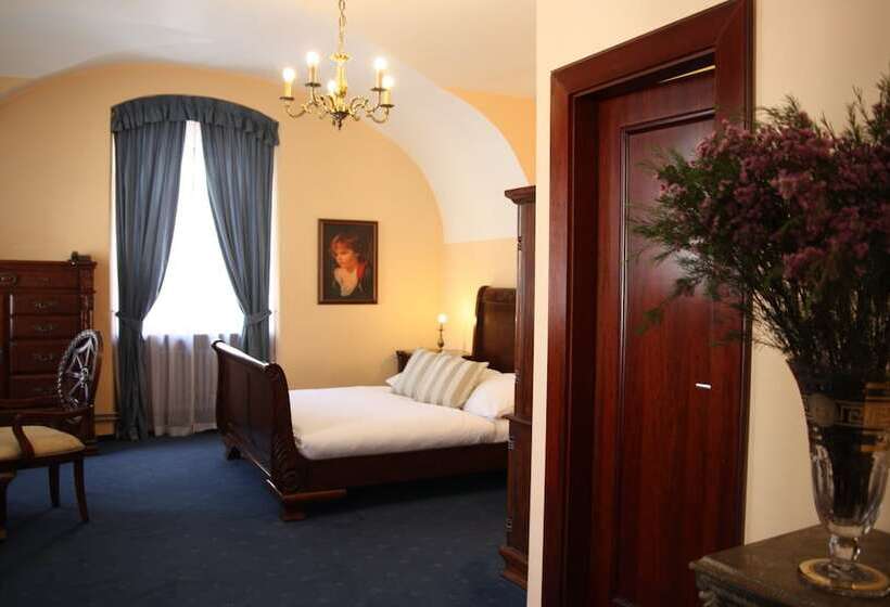 اتاق لوکس, Prague Golden Age