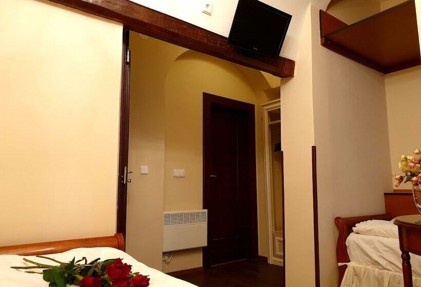 اتاق اکونومی, Prague Golden Age