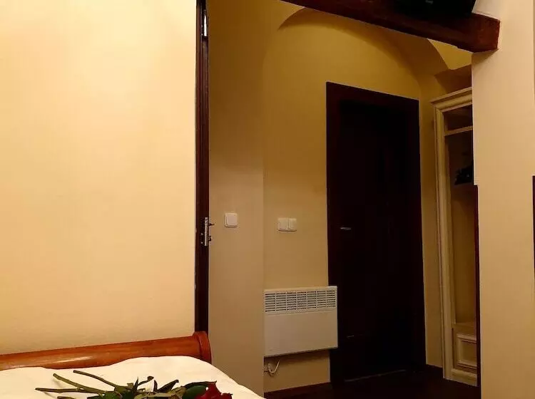 اتاق اکونومی, Prague Golden Age