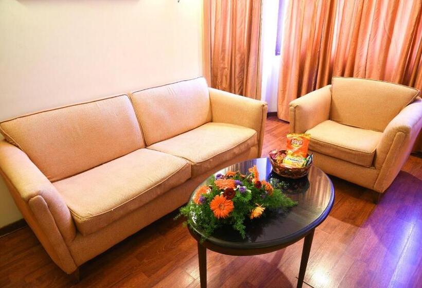 سوییت لوکس, Quality Inn Residency