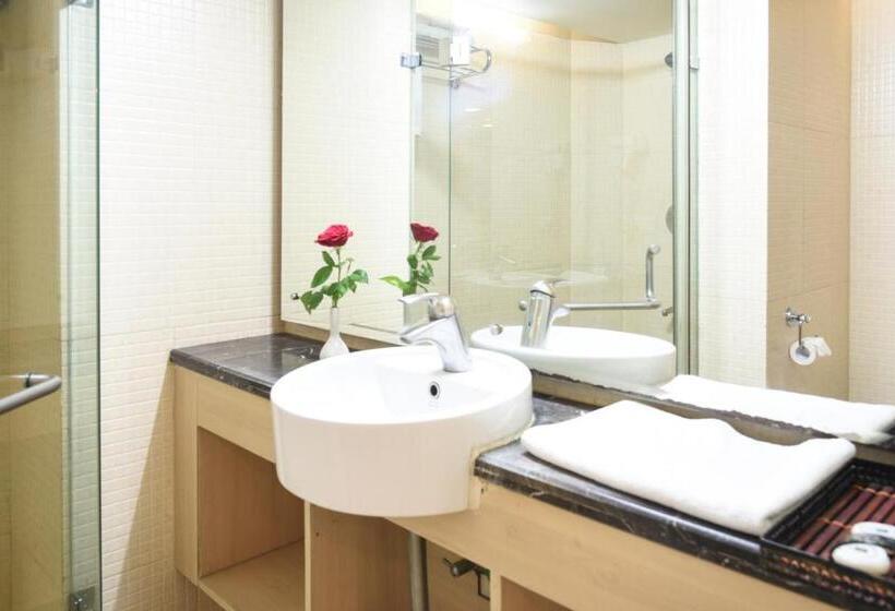 سوییت لوکس, Quality Inn Residency