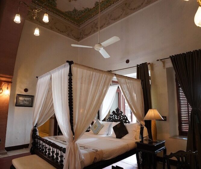 Люкс, The Laxmi Niwas Palace