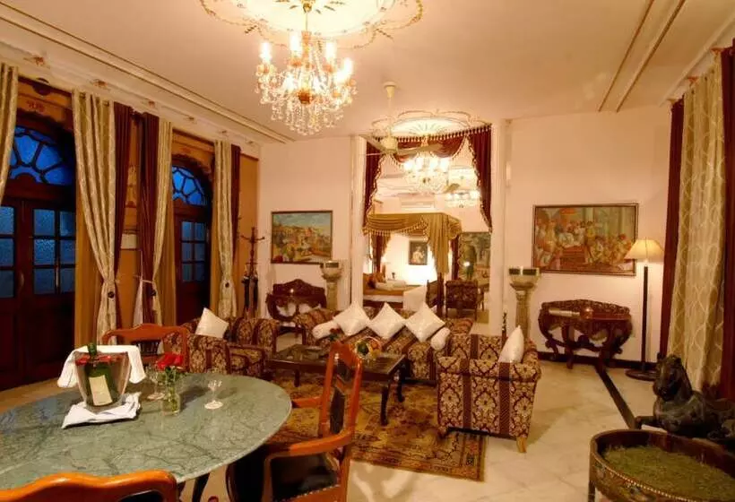 スイート, The Laxmi Niwas Palace