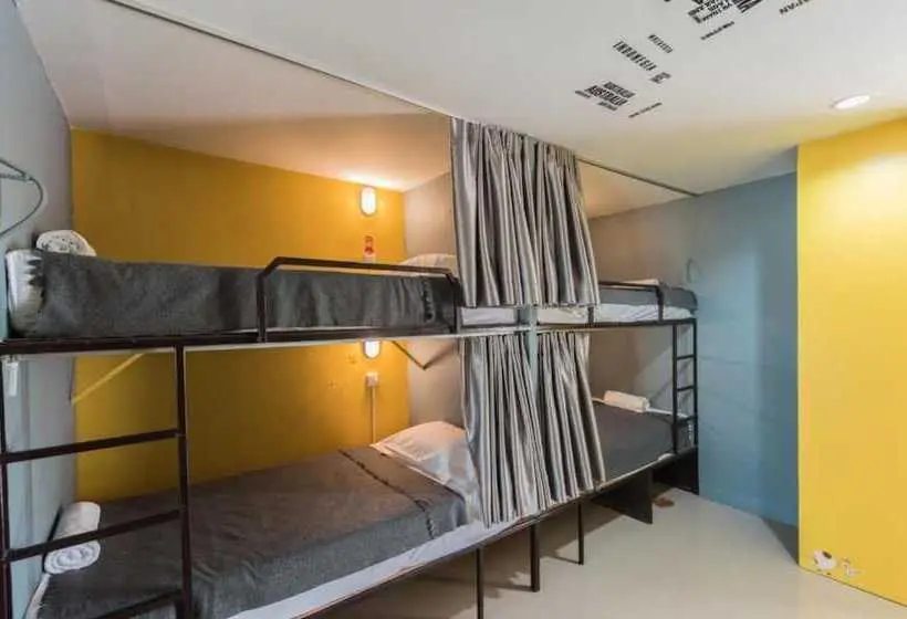 ルームシェアのワンベッド, Backpacker Street Airport Place