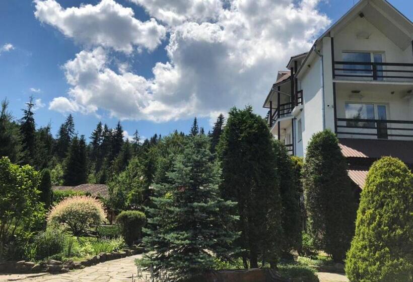 חדר סטנדרט לשלושה עם מרפסת, Smerekovyi Dvir